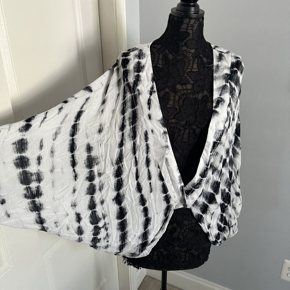 Cy Oversized Lightweight Cardigan M black and white kimono sleeves